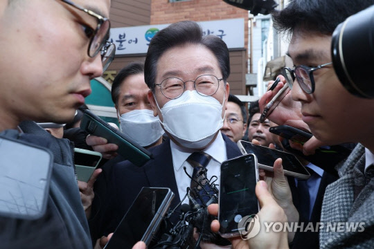 이재명 더불어민주당 대표가 16일 오전 서울 관악구 조원경로당에서 난방비 지원 점검 방문을 마친 뒤 취재진의 질문에 답하고 있다.<연합뉴스>